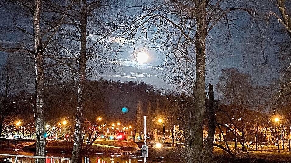 Der nächste Vollmond - am 27. April - wird sogar der größte des Jahres sein. Der nächste Vollmond - am 27. April - wird sogar der größte des Jahres sein.