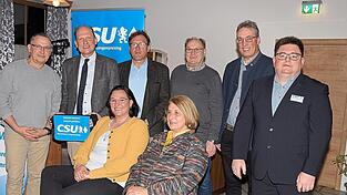 Die neue Vorstandschaft des CSU-Ortsverbandes Langenpreising und Ehrengäste: stehend (v.l.) Marius Badura, Holger Scheiding, Dr. Thomas Bauer, Peter Huber, Michael Hamburger, Ortsvorsitzender Alexander Klug sowie sitzend (v.l.) Stephanie Steinlechner und Rosmarie Voglrieder.