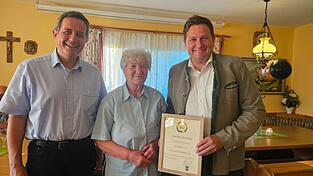Pfarrvikar Anton Kopp (l.) und Bürgermeister Andreas Eckl überbrachten Glückwünsche zum 80. Geburtstag von Ottilie Freund.