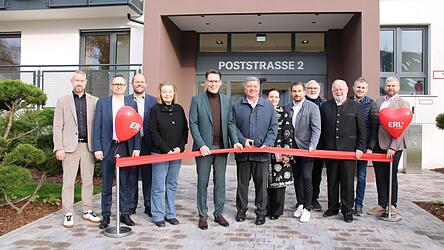 Bei der offiziellen Einweihung des neuen Wohnquartiers an der Poststra&szlig;e (v. l.): Christian Werner (Erl-Mitarbeiter Finanzen), Deggendorfs Sparkassenchef Stefan Swihota, Bernhard Reischl von der Sparkasse Passau, die erste Mieterin Waltraud Hartwig, Oberb&uuml;rgermeister Dr. Christian Moser, Staatsminister Christian Bernreiter, Pfarrerin Barbara Kovarik, Bauherr Alois Erl, Stadtpfarrer Martin Neidl, stellvertretender Landrat Eugen Gegenfurtner, Erl-Bauleiter Patrick Grimm und Projektentwickler Uwe Sinzger.