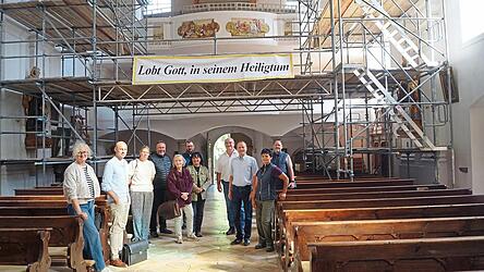 In der eingerüsteten Wallfahrtskirche macht sich die Fachbauleitung ein Bild über das weitere Vorgehen zu den Voruntersuchungen. In der eingerüsteten Wallfahrtskirche macht sich die Fachbauleitung ein Bild über das weitere Vorgehen zu den Voruntersuchungen.
