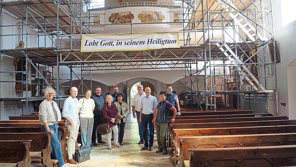 In der einger&uuml;steten Wallfahrtskirche macht sich die Fachbauleitung ein Bild &uuml;ber das weitere Vorgehen zu den Voruntersuchungen.