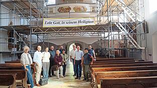 In der einger&uuml;steten Wallfahrtskirche macht sich die Fachbauleitung ein Bild &uuml;ber das weitere Vorgehen zu den Voruntersuchungen.