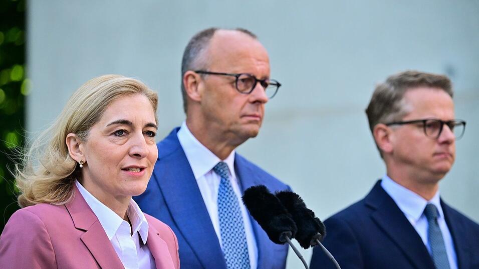 Kanzleramtschefin Nina Warken (CDU), Bundeskanzler Friedrich Merz (CDU), und Gesundheitsminister Linnemann wollen Reformen anpacken. (Archivfoto) Kanzleramtschefin Nina Warken (CDU), Bundeskanzler Friedrich Merz (CDU), und Gesundheitsminister Linnemann wollen Reformen anpacken. (Archivfoto)