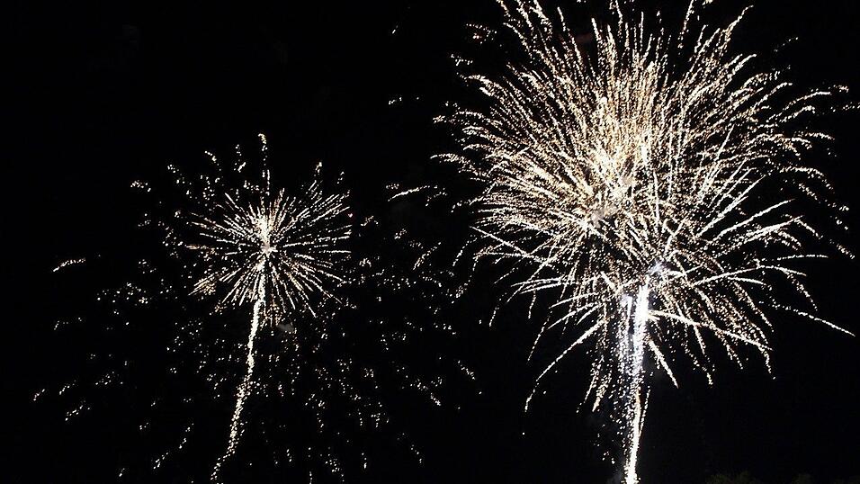 Die Fr&uuml;hjahrsdult 2017 in Landshut neigt sich dem Ende entgegen. Grund genug, noch einmal richtig in den Bierzelten zu feiern - abgerundet vom traditionellen Feuerwerk.
