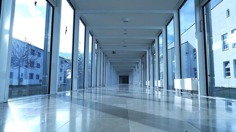 Lange, schmucklose Gänge verbinden die Häuser der Klinik. Lange, schmucklose Gänge verbinden die Häuser der Klinik.