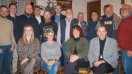 CSU-Bürgermeisterkandidatin Marion Weber (2. v. r. sitzend) mit den CSU-Listenbewerbern. Mit im Bild ist Carola Höcherl-Neubauer (1. v. r. sitzend) und CSU-Ortsvorsitzender Hermann Zapf (r. stehend).