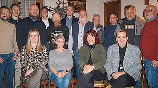 CSU-Bürgermeisterkandidatin Marion Weber (2. v. r. sitzend) mit den CSU-Listenbewerbern. Mit im Bild ist Carola Höcherl-Neubauer (1. v. r. sitzend) und CSU-Ortsvorsitzender Hermann Zapf (r. stehend).