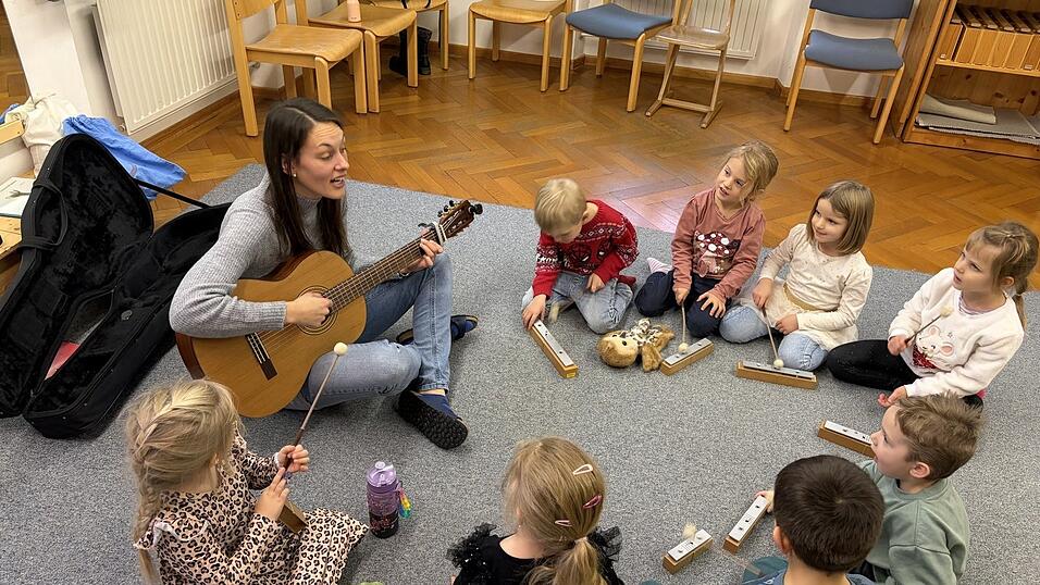 Bereits bei den ganz Kleinen ist ein fundierter Musikunterricht wichtig: Hier unterrichtet Elisabeth Zollner gerade Kinder der &bdquo;Musikalischen Fr&uuml;herziehung&ldquo;.