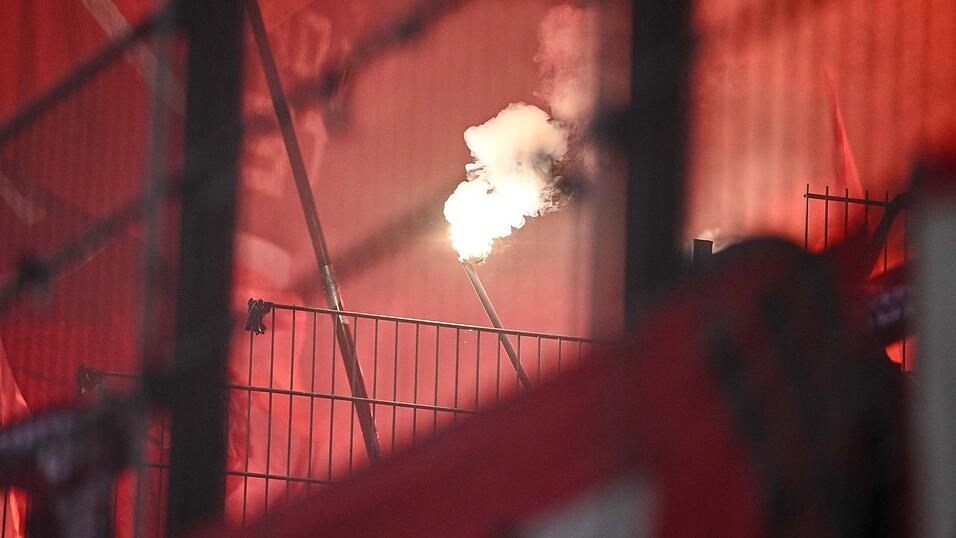 Der DFB bestraft den FC Bayern f&uuml;r Fehlverhalten M&uuml;nchner Anh&auml;nger. (Archivbild)