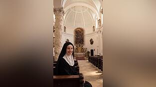 Angela Adelheid von Wartenberg in der Ursulinenkirche - zum Leben erweckt von Künstlicher Intelligenz. In Filmen führt die junge Nonne die Besucher durch die Ausstellung. Angela Adelheid von Wartenberg in der Ursulinenkirche - zum Leben erweckt von Künstlicher Intelligenz. In Filmen führt die junge Nonne die Besucher durch die Ausstellung.