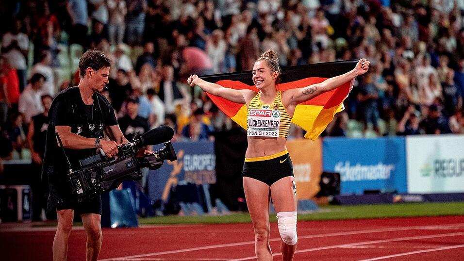 Nach ihrem furiosen Auftritt im Finale kennt die Freude bei Europameisterin Gina Lückenkemper keine Grenzen mehr. Nach ihrem furiosen Auftritt im Finale kennt die Freude bei Europameisterin Gina Lückenkemper keine Grenzen mehr.