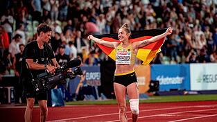 Nach ihrem furiosen Auftritt im Finale kennt die Freude bei Europameisterin Gina Lückenkemper keine Grenzen mehr. Nach ihrem furiosen Auftritt im Finale kennt die Freude bei Europameisterin Gina Lückenkemper keine Grenzen mehr.