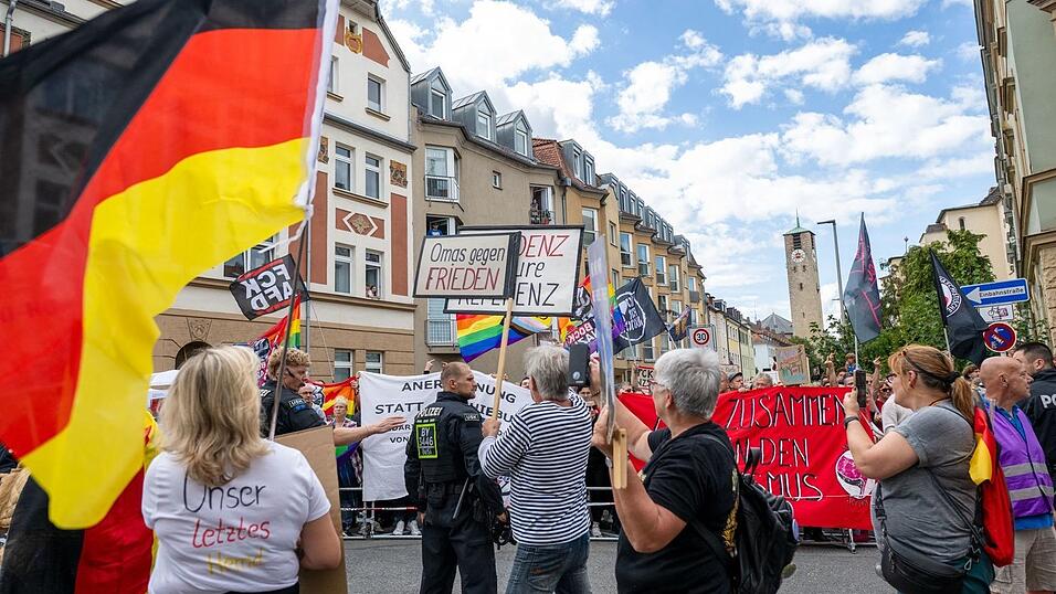 'Omas gegen Frieden' ist auf einem Plakat bei einer Demo der Initiative 'Einigkeit f&uuml;r Deutschland/Projekt M1llion' zu lesen.