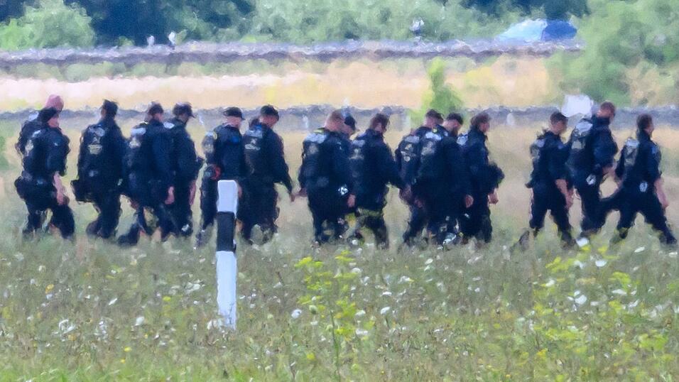 Ob die Beamten vor Ort nach dem zweiten, bisher unbekannten Flugobjekt suchen, blieb zunächst unklar. Ob die Beamten vor Ort nach dem zweiten, bisher unbekannten Flugobjekt suchen, blieb zunächst unklar.