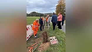 Die Verlegearbeiten für das Breitbandnetz sind im Moment in Radling angekommen. Die Kreisräte und Landrat Christian Schindler ließen sich vor Ort die Verfahren erklären. Die Verlegearbeiten für das Breitbandnetz sind im Moment in Radling angekommen. Die Kreisräte und Landrat Christian Schindler ließen sich vor Ort die Verfahren erklären.
