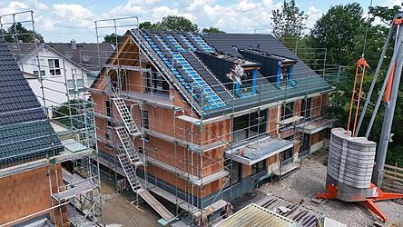 Der Rohbau eines Mehrfamilienhauses. Auch im Landkreis Landshut wird wieder mehr gebaut.