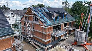 Der Rohbau eines Mehrfamilienhauses. Auch im Landkreis Landshut wird wieder mehr gebaut.