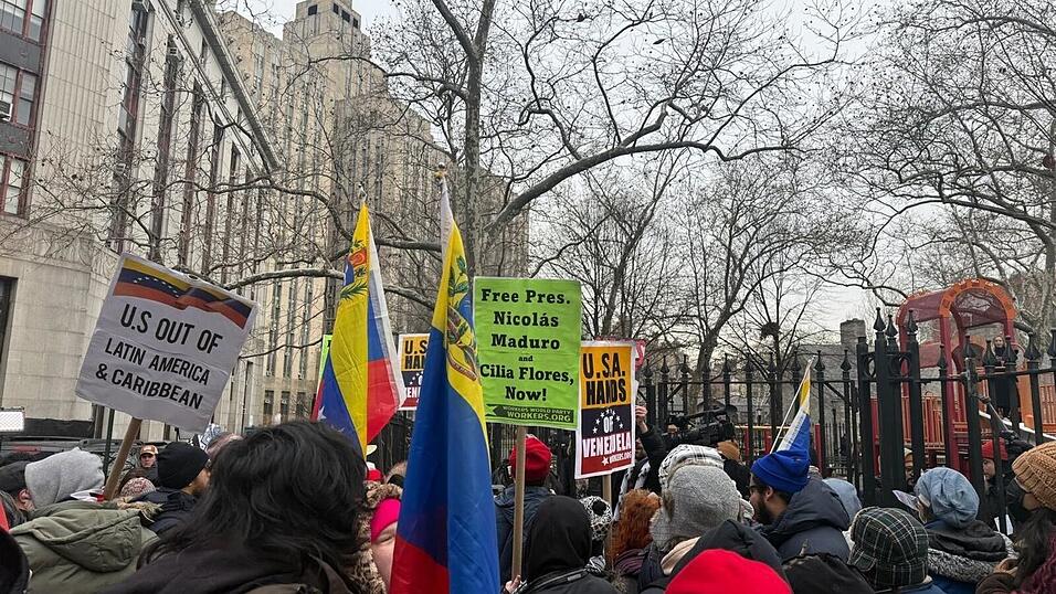 Demonstranten haben sich vor dem Gerichtsgeb&auml;ude versammelt.