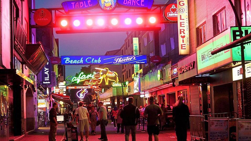 Vier Jahrhunderte besteht die Reeperbahn in Hamburg. In den Augen der Menschen hat sich hier im Vergleich zu früher viel geändert. Vier Jahrhunderte besteht die Reeperbahn in Hamburg. In den Augen der Menschen hat sich hier im Vergleich zu früher viel geändert.