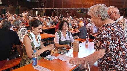 Keine zweite Chance für Gutscheine: Vergangenes Jahr konnten die Seniorenmarken auch noch an anderen Tagen eingelöst werden. Nun verfallen sie nach dem Montag. Das Archivbild zeigt den Seniorennachmittag in der sehr gut besuchten Festhalle vergangenes Jahr. Keine zweite Chance für Gutscheine: Vergangenes Jahr konnten die Seniorenmarken auch noch an anderen Tagen eingelöst werden. Nun verfallen sie nach dem Montag. Das Archivbild zeigt den Seniorennachmittag in der sehr gut besuchten Festhalle vergangenes Jahr.