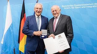 Bayerns Innenminister Joachim Herrmann (l.) überreichte die Kommunale Verdienstmedaille und das Steckkreuz auch an den Oberframmeringer Josef Brunner. Bayerns Innenminister Joachim Herrmann (l.) überreichte die Kommunale Verdienstmedaille und das Steckkreuz auch an den Oberframmeringer Josef Brunner.