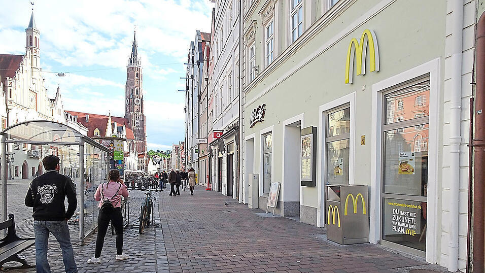 Fast 40 Jahre hatte das McDonald's-Restaurant in der Altstadt geöffnet. Es war das erste Niederbayerns. In wenigen Tagen schließt die Filiale, früher als erwartet. Fast 40 Jahre hatte das McDonald's-Restaurant in der Altstadt geöffnet. Es war das erste Niederbayerns. In wenigen Tagen schließt die Filiale, früher als erwartet.