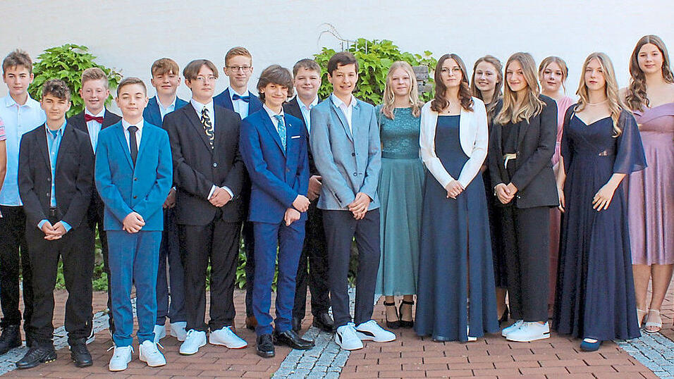 Der neue Pfarrer der Paulusgemeinde feierte zusammen mit 18 jungen Christen im Pfarrgarten die Konfirmation. Der neue Pfarrer der Paulusgemeinde feierte zusammen mit 18 jungen Christen im Pfarrgarten die Konfirmation.