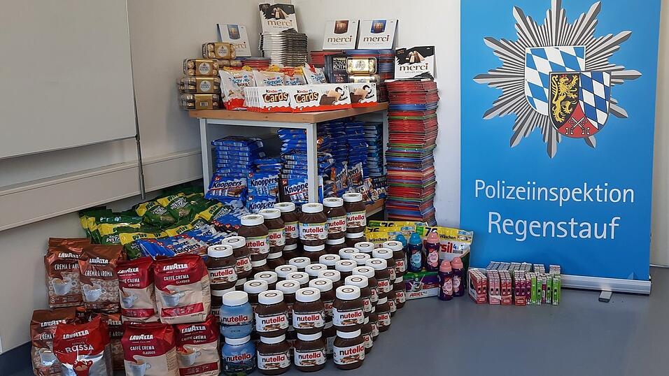 Die Regenstaufer Polizei hat bei der Durchsuchung mehrerer Wohnungen gestohlene Ware gefunden und beschlagnahmt. 