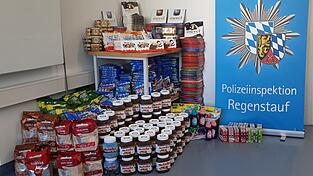 Die Regenstaufer Polizei hat bei der Durchsuchung mehrerer Wohnungen gestohlene Ware gefunden und beschlagnahmt. 
