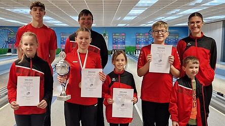 Erik Neumann (U18), Paula Marohn (U14), Trainer Martin Gahr, Bezirksmeisterin Julia Kantsperger (U18), Johanna Reitberger (U10), Jonas Antlauf (U14), Moritz Marohn (U10) und Trainerin Sonja Gahr (v.l.) beim Endlauf der Niederbayerischen Meisterschaft.