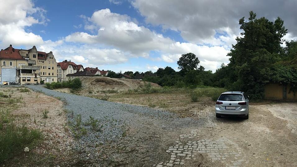 Zwischen dem ehemaligen Marienstift an der Wittelsbacherstraße (links) und dem Gerhaher-Tunnel an der Gabelsbergerstraße (rechts) sind die rund 122 neuen Wohnungen und ein neuer kombinierter Geh- und Radweg geplant. Zwischen dem ehemaligen Marienstift an der Wittelsbacherstraße (links) und dem Gerhaher-Tunnel an der Gabelsbergerstraße (rechts) sind die rund 122 neuen Wohnungen und ein neuer kombinierter Geh- und Radweg geplant.