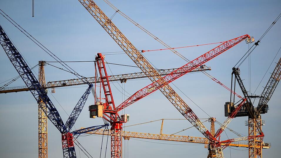 Die Bundesregierung halbiert ihre Konjunkturprognose.