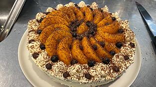 So sieht die fertige Torte nach Omas Rezept aus. Eine Backanleitung findet ihr hier. So sieht die fertige Torte nach Omas Rezept aus. Eine Backanleitung findet ihr hier.