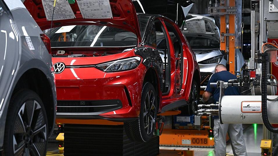 Die EU-Kommission will die Autoindustrie auch mit Bürokratieabbau entlasten. (Symbolbild) Die EU-Kommission will die Autoindustrie auch mit Bürokratieabbau entlasten. (Symbolbild)