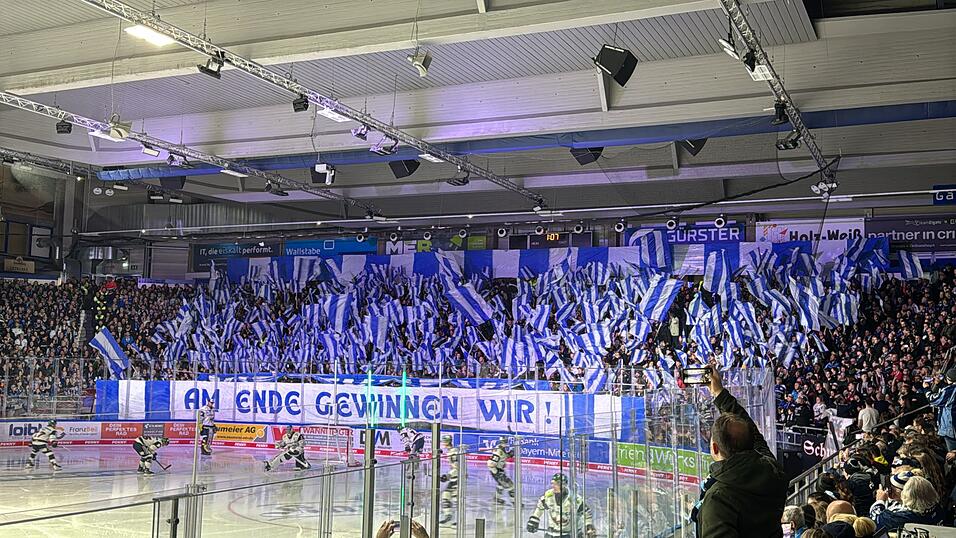 Eine tolle Choreo haben sich heute Nachmittag die Straubinger Fans ausgedacht.