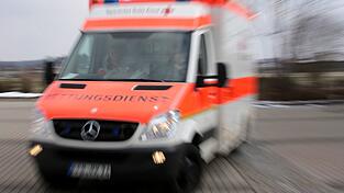 Mit Verletzungen kam der Mann ins Krankenhaus. Tage später starb er. (Symbolbild) Mit Verletzungen kam der Mann ins Krankenhaus. Tage später starb er. (Symbolbild)