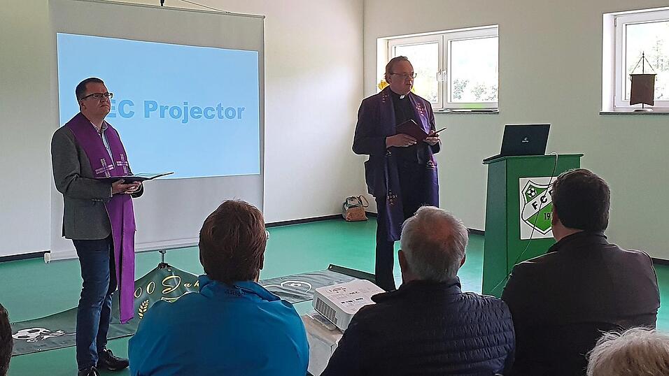 Die Pfarrer Michael Rummel und Karl-Heinz Seidl segnen den Kabinentrakt-Neubau.