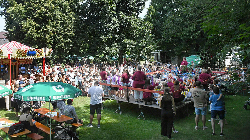 In dem mit großen Bäumen eingewachsenen Garten des Kindergartens Sankt Elisabeth wurde am vergangenen Sonntag das Jubiläum gefeiert. In dem mit großen Bäumen eingewachsenen Garten des Kindergartens Sankt Elisabeth wurde am vergangenen Sonntag das Jubiläum gefeiert.