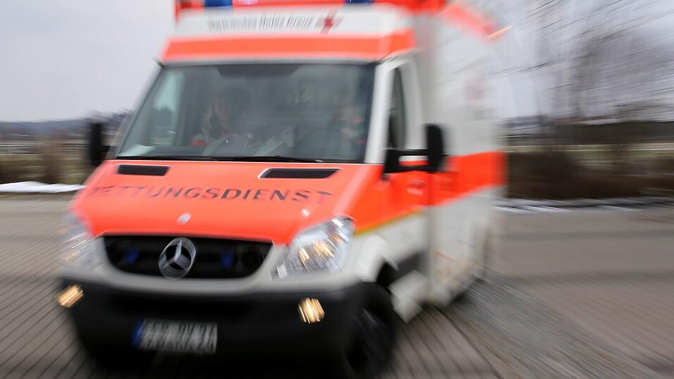 Der Rettungsdienst r&uuml;ckte zu dem Schwerverletzten aus. (Symbolbild)