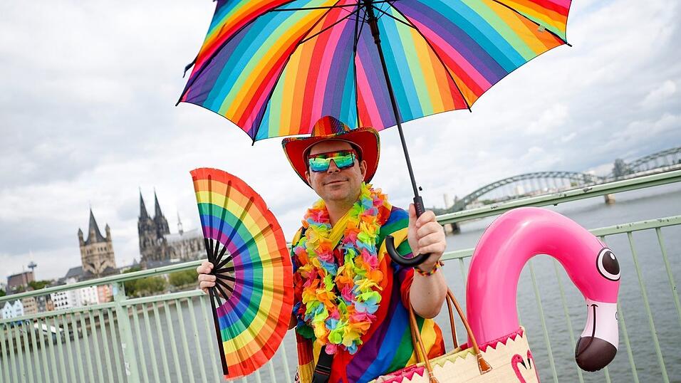 Martin aus Gießen ist auch im Alltag in Regenbogenfarben unterwegs. Martin aus Gießen ist auch im Alltag in Regenbogenfarben unterwegs.