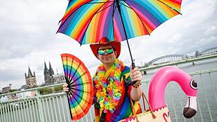 Martin aus Gießen ist auch im Alltag in Regenbogenfarben unterwegs. Martin aus Gießen ist auch im Alltag in Regenbogenfarben unterwegs.