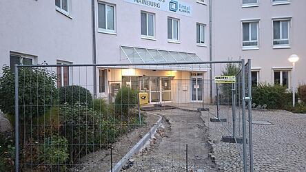 Aktuell wird der Haupteingang des Krankenhauses barrierefrei umgebaut. Wie die Zukunft des Hauses aussieht, ist noch immer unklar. Aktuell wird der Haupteingang des Krankenhauses barrierefrei umgebaut. Wie die Zukunft des Hauses aussieht, ist noch immer unklar.
