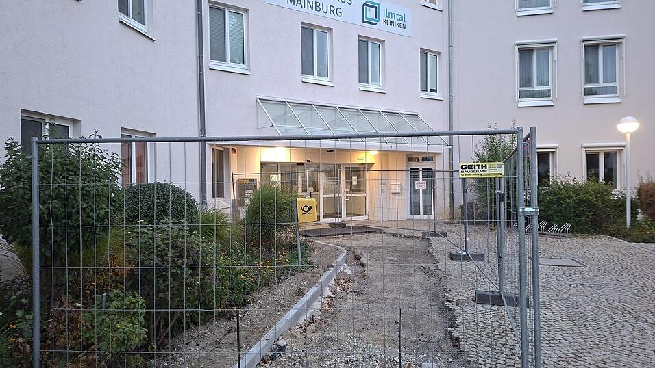 Aktuell wird der Haupteingang des Krankenhauses barrierefrei umgebaut. Wie die Zukunft des Hauses aussieht, ist noch immer unklar. Aktuell wird der Haupteingang des Krankenhauses barrierefrei umgebaut. Wie die Zukunft des Hauses aussieht, ist noch immer unklar.