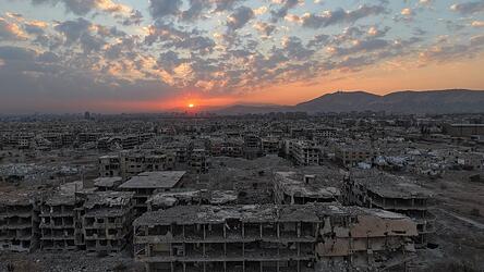 Auch rund ein Jahr nach dem Sturz Assads kommt Syrien nicht zur Ruhe. In Damaskus liegen weiterhin ganze Stadtviertel in Trümmern. Auch rund ein Jahr nach dem Sturz Assads kommt Syrien nicht zur Ruhe. In Damaskus liegen weiterhin ganze Stadtviertel in Trümmern.