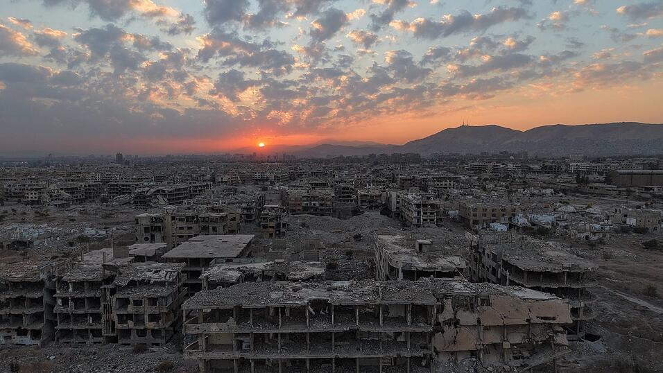 Auch rund ein Jahr nach dem Sturz Assads kommt Syrien nicht zur Ruhe. In Damaskus liegen weiterhin ganze Stadtviertel in Tr&uuml;mmern.