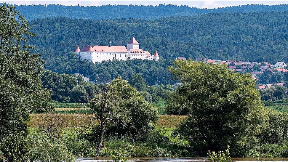 Die Donau nahe dem Schloss W&ouml;rth. In der Diskussion um den Bau von Flutpoldern an der Donau hat der bayerische Umweltminister um Solidarit&auml;t der Kommunen und B&uuml;rger in den betreffenden Regionen geworben. Die Polder w&uuml;rden dazu beitragen, Donau-abw&auml;rts liegende Gebiete auch im Falle von Extrem-Hochwassern zu sch&uuml;tzen. +++ dpa-Bildfunk +++