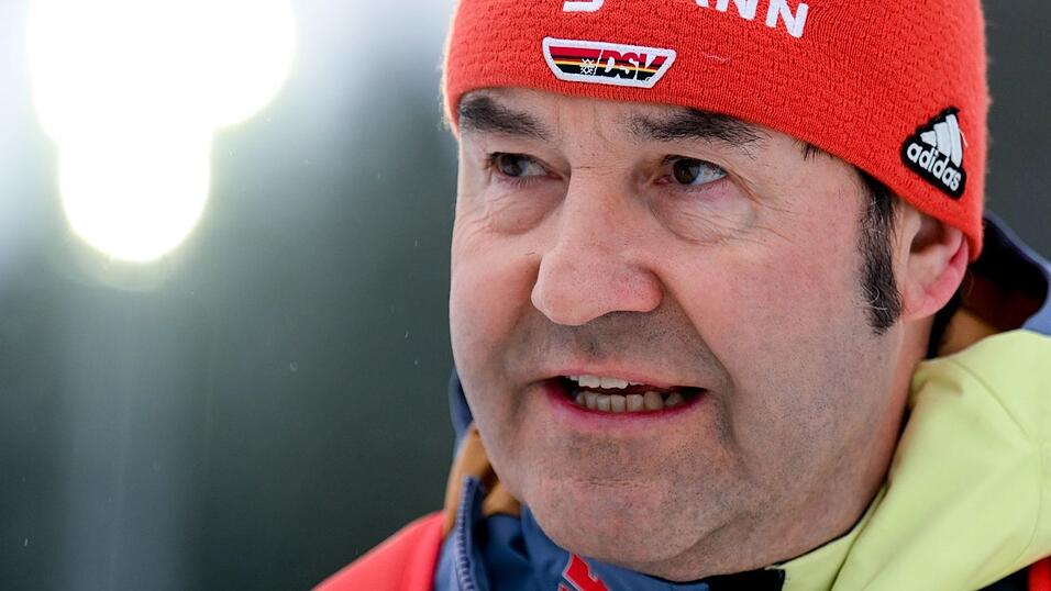 DSV-Sportdirektor Horst H&uuml;ttel sieht nach Berichten um m&ouml;gliche Manipulationsmethoden im Skispringen Handlungsbedarf. (Archivbild)