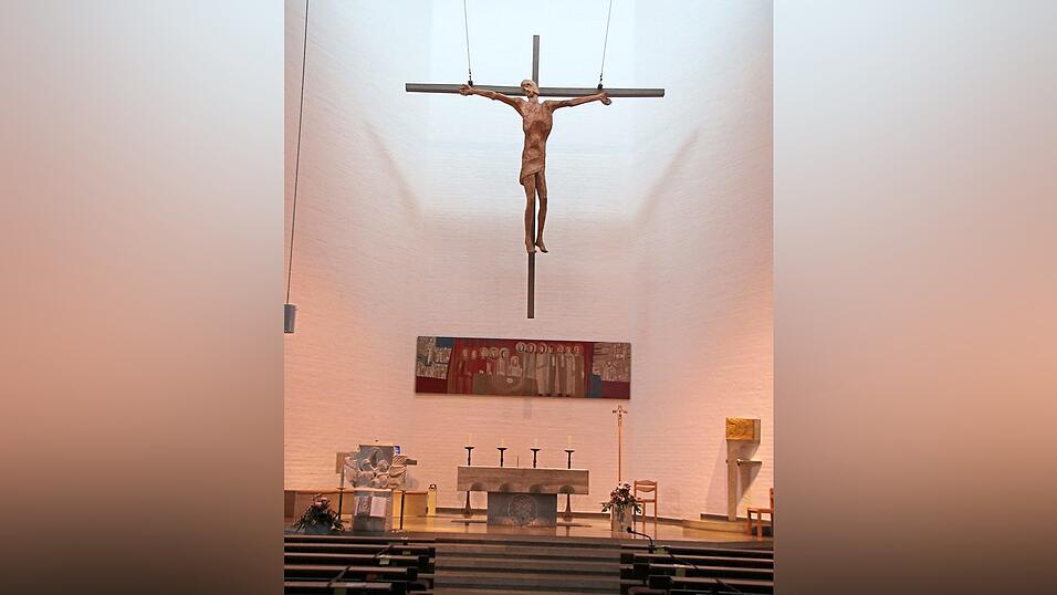 Moderner ist der Altar der Pfarrkirche St. Michael. Moderner ist der Altar der Pfarrkirche St. Michael.