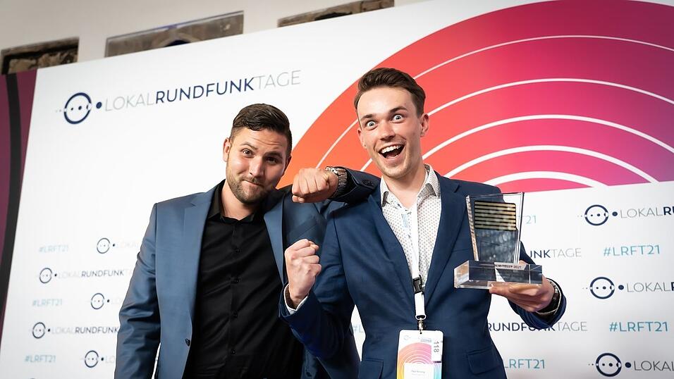 Paul Klinzing und Dominik Ivanusic freuen sich &uuml;ber den 'Telly'.